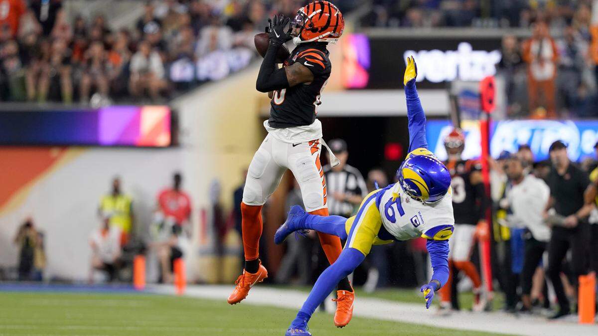 Cincinnati Bengals wide receiver Tee Higgins (85) catches a long touchdown in the second half against the Los Angeles Rams in Super Bowl 56, Sunday, Feb. 13, 2022 in Inglewood, CA. (AP Photo/Steve Luciano)