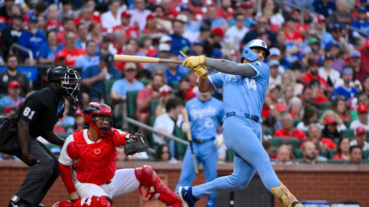 Kansas City Royals right fielder Jac Caglianone (14) breaks his bat as he grounds out against the St. Louis Cardinals during the third inning at Busch Stadium on June 5, 2025.