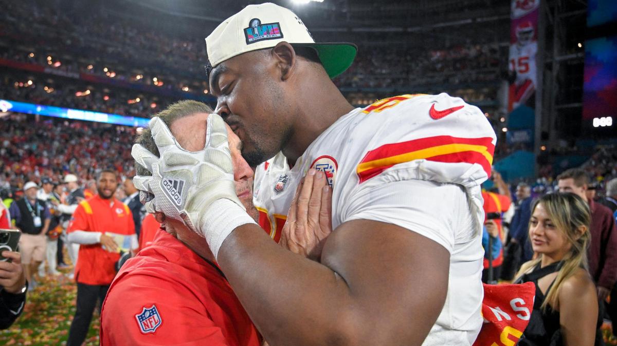 Kansas City Chiefs defensive tackle Chris Jones (95) kisses defensive coach Steve Spagnuolo after the Chiefs defeated the Eagles, 38-35, to win Super Bowl LVII on Sunday, Feb. 12, 2023, at State Farm Stadium in Glendale, Arizona.
