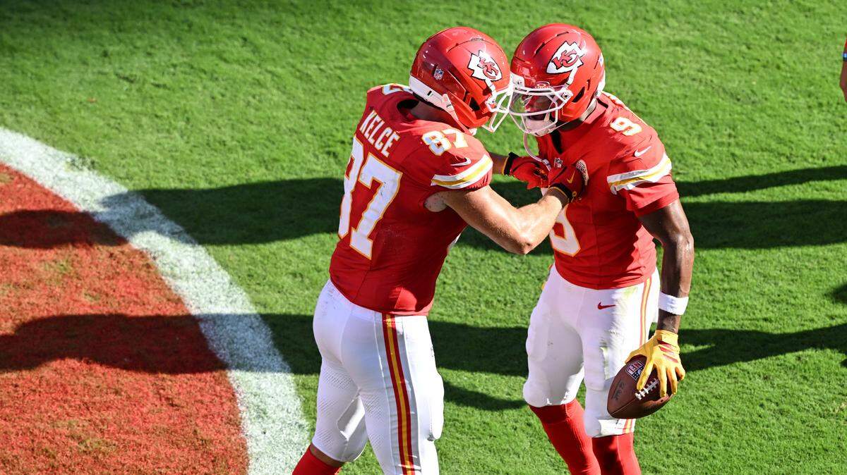 Kansas City Chiefs Travis Kelce (87) celebrates with wide receiver Juju Smith-Schuster (9) after Smith-Schuster scored a touchdown in the second quarter agains the Baltimore Ravens on Sunday, Sept. 28, 2025, at GEHA Field at Arrowhead Stadium.