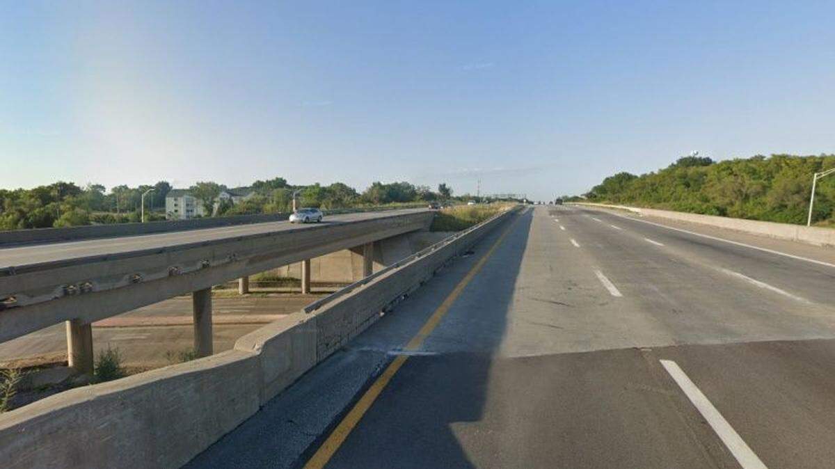 Crews will replace both the northbound and southbound Interstate 435 bridges over 87th Street on Kansas City’s east side. The bridges, built in 1967, have reached the end of their service lives. The project is expected to be completed by the fall.