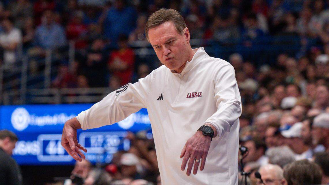 Kansas Jayhawks basketball vs. Oklahoma State: Probable starters, tipoff time, TV