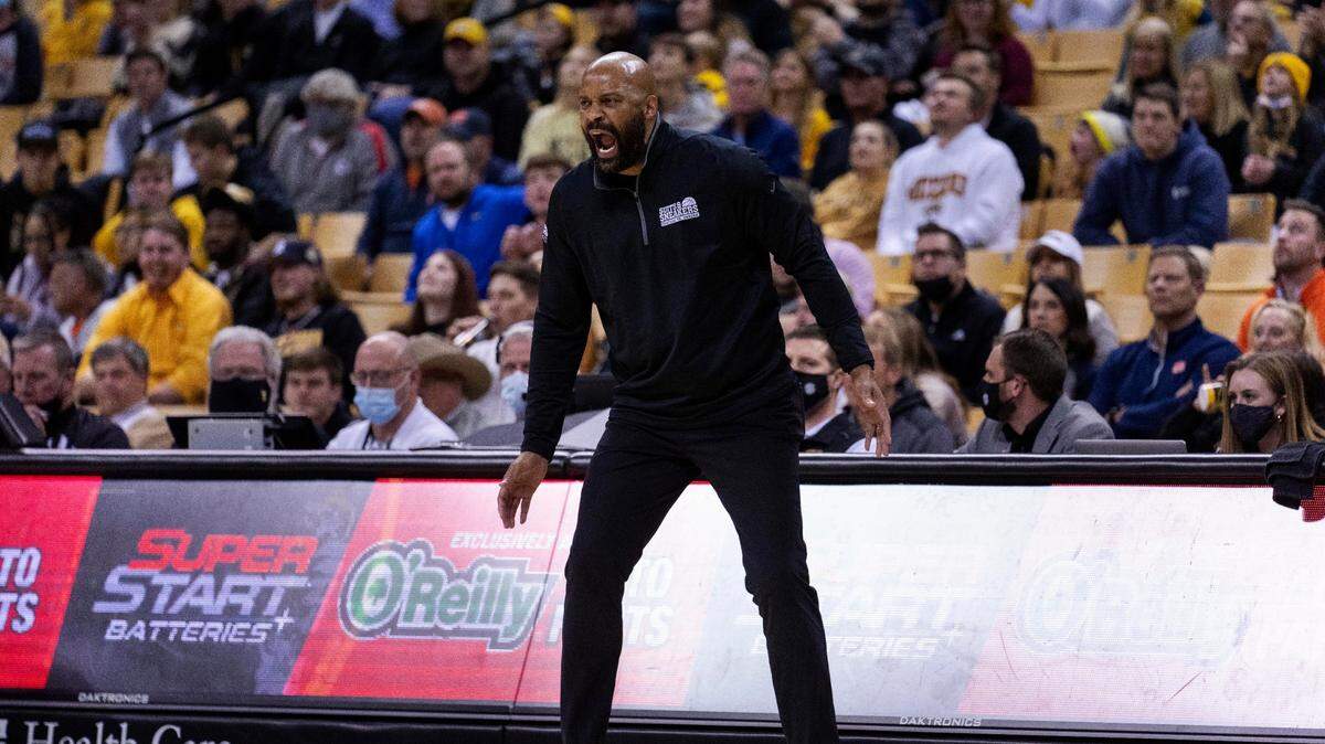 Missouri head coach Cuonzo Martin calls a play during the first half of an NCAA college basketball game against Auburn Tuesday, Jan. 25, 2022, in Columbia, Mo. Auburn won 55-54. (AP Photo/L.G. Patterson)