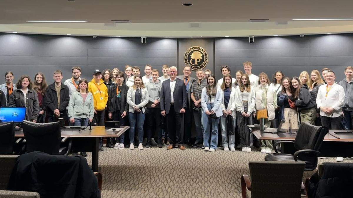 Overland Park welcomed music students from Germany’s Musikschule im Schloss Bietigheim-Bissingen, Overland Park’s sister city. The students toured city facilities as part of their cultural exchange program with Shawnee Mission South High School. Both schools performed together at Thompson Park during the German Exchange Concert. 