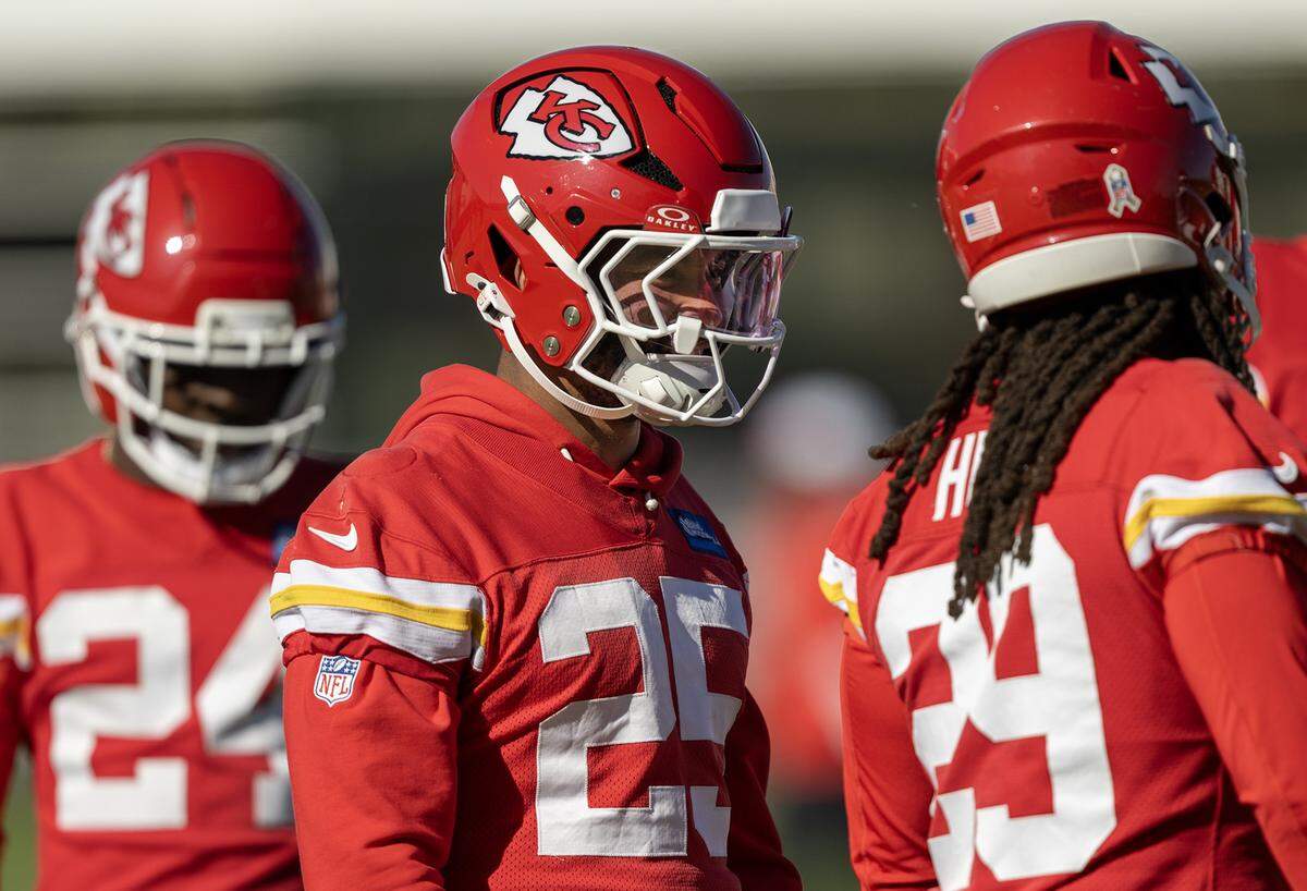 Kansas City Chiefs running back Elijah Mitchell (25) talks with Kansas City Chiefs running back Kareem Hunt (29) during practice on Friday, October 31, 2025, in Kansas City.