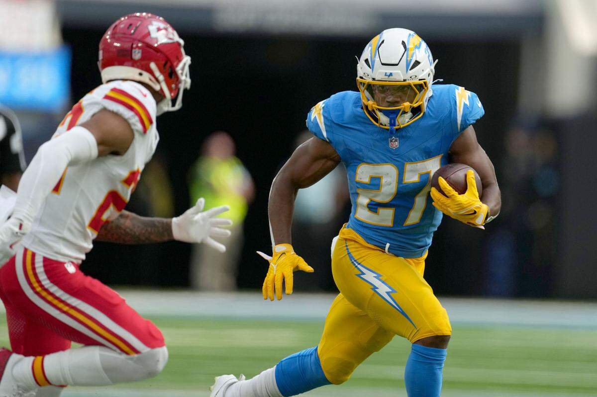 Los Angeles Chargers running back J.K. Dobbins gained 32 yards on 14 carries on Sunday against the Kansas City Chiefs at SoFi Stadium.
