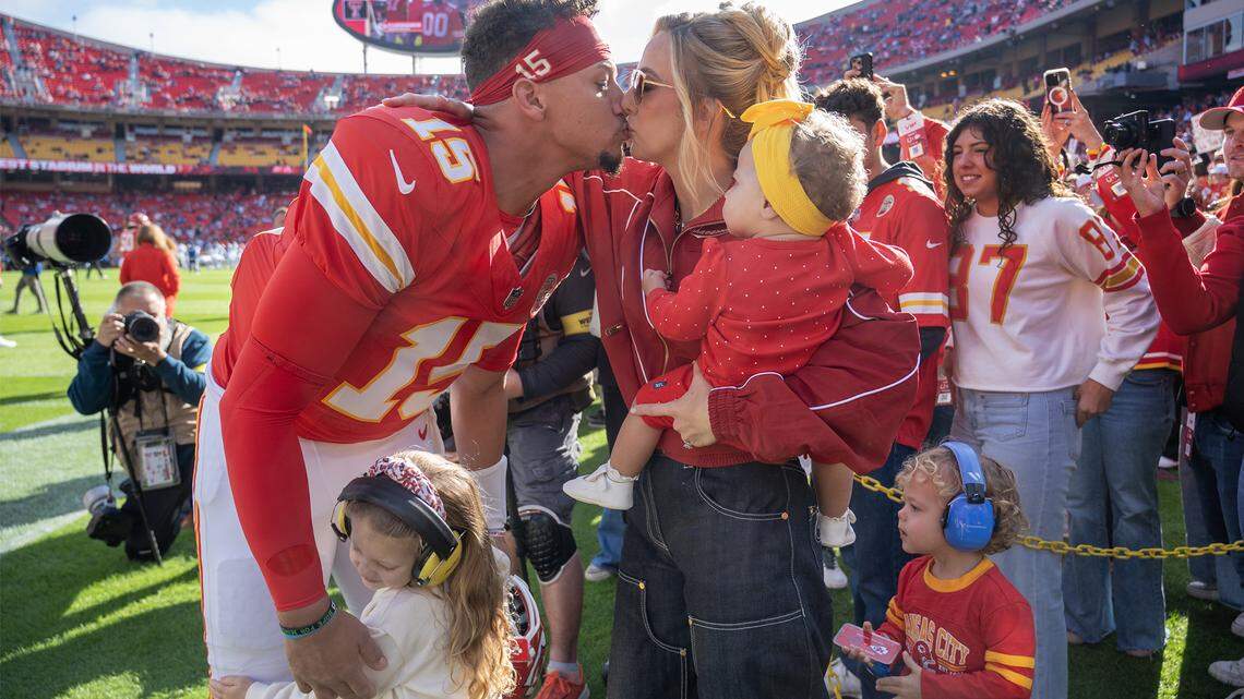 How Patrick Mahomes spent Sunday: Lunch with the family & saluting Travis Kelce