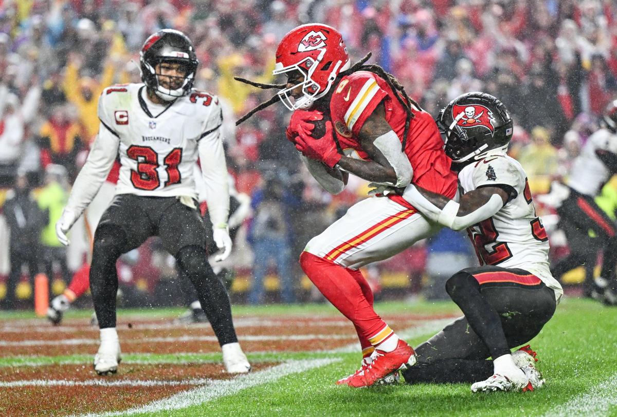 Tampa Bay Buccaneers safety Josh Hayes (32) couldn’t stop Kansas City Chiefs wide receiver DeAndre Hopkins (8) from pulling in a pass for a touchdown in the fourth quarter on Monday, Nov. 4, 2024, at GEHA Field at Arrowhead Stadium.