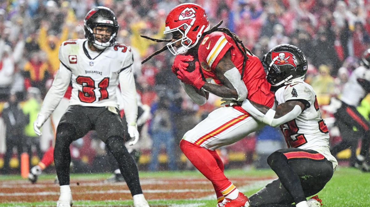 Tampa Bay Buccaneers safety Josh Hayes (32) couldn’t stop Kansas City Chiefs wide receiver DeAndre Hopkins (8) from pulling in a pass for a touchdown in the fourth quarter on Monday, Nov. 4, 2024, at GEHA Field at Arrowhead Stadium.