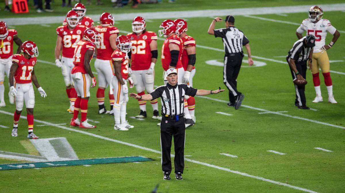 NFL official Bill Vinovich calls a penalty during the NFL Super Bowl 54 football game between the San Francisco 49ers and Kansas City Chiefs Sunday, Feb. 2, 2020, in Miami Gardens, Fla. The Kansas City Chiefs won 31-20. (AP Photo/Jeff Lewis)