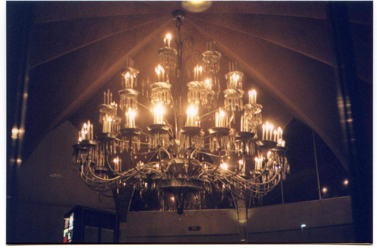 The celebrated Glenwood chandelier, courtesy of Fine Arts Group.