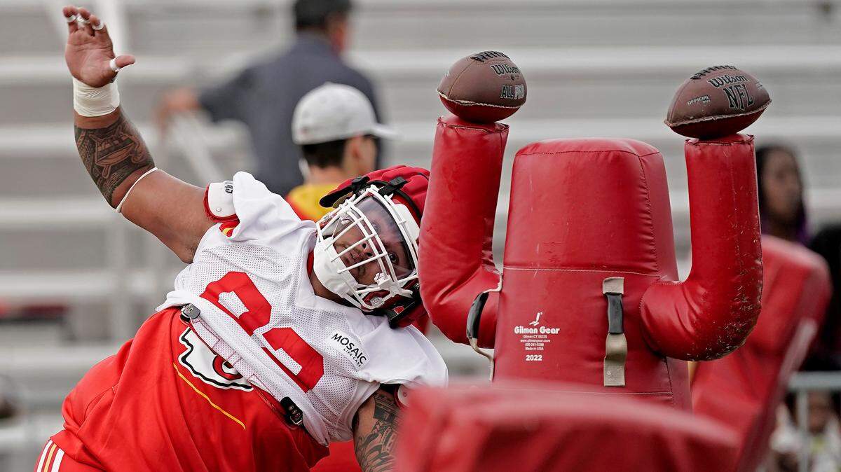 Kansas City Chiefs defensive tackle Danny Shelton participates in a drill during NFL football training camp Monday, Aug. 15, 2022, in St. Joseph, Mo. (AP Photo/Charlie Riedel)