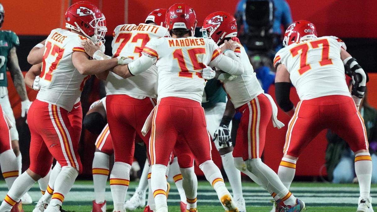 Kansas City Chiefs quarterback Patrick Mahomes (15) spins with teammates in the huddle during Super Bowl LVII against the Philadelphia Eagles at State Farm Stadium.