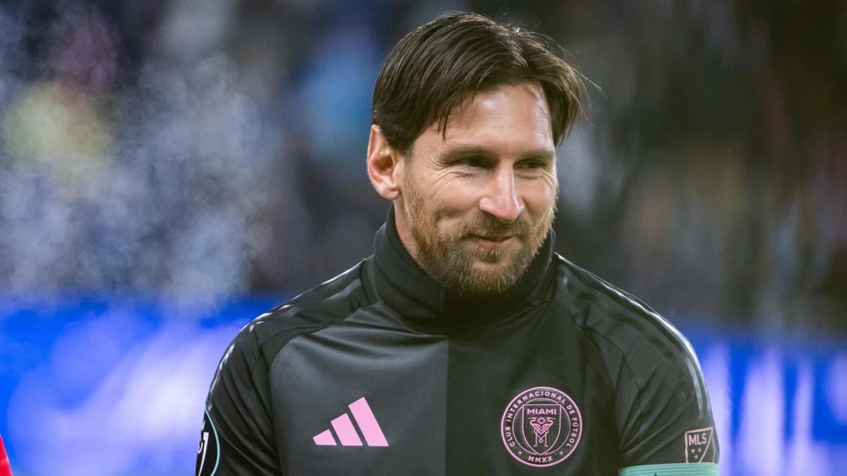 Inter Miami forward Lionel Messi during player introductions at the Concacaf Champions Cup match vs. Sporting KC on Wednesday, Feb. 19, 2025, at Sporting Park. Temperatures reached 2 degrees in the final moments of the match.