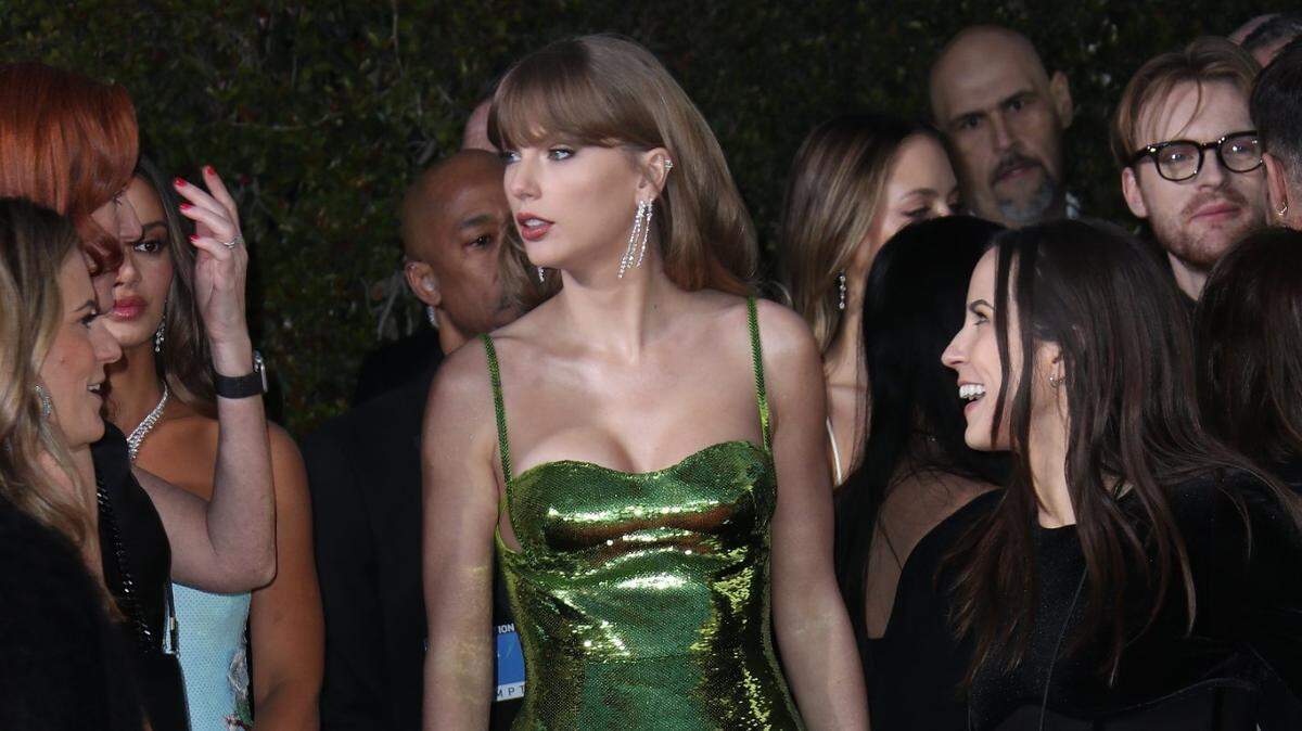 Taylor Swift, who is dating Chiefs tight end Travis Kelce, was the punchline of a joke that fell flat during comedian Jo Koy’s Golden Globes opening monologue Sunday.