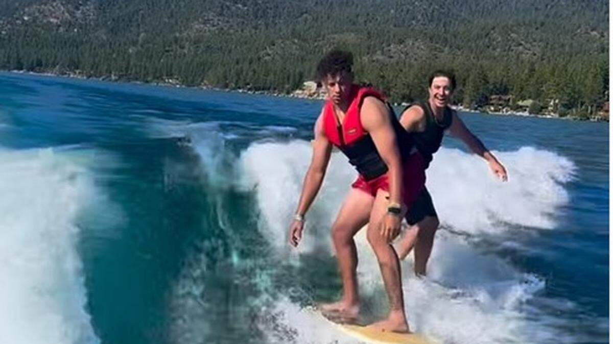 Patrick Mahomes tried out wakesurfing.