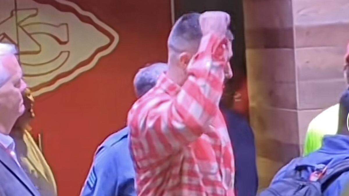 Chiefs tight end Travis Kelce had a fun reaction when a fan called him “Taylor’s boyfriend.”