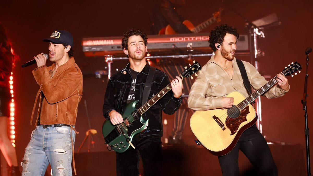 Where are the Jonas Brothers? Fans scouring KC ahead of band’s NFL Draft ‘appearance’