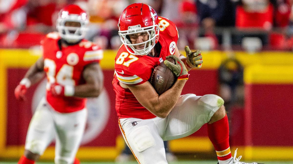 Kansas City Chiefs tight end Travis Kelce (87) catches a pass from quarterback Patrick Mahomes (15) in the second quarter during and NFL game against the Tampa Bay Buccaneers on Monday, Nov. 4, 2024, at GEHA Field at Arrowhead Stadium.