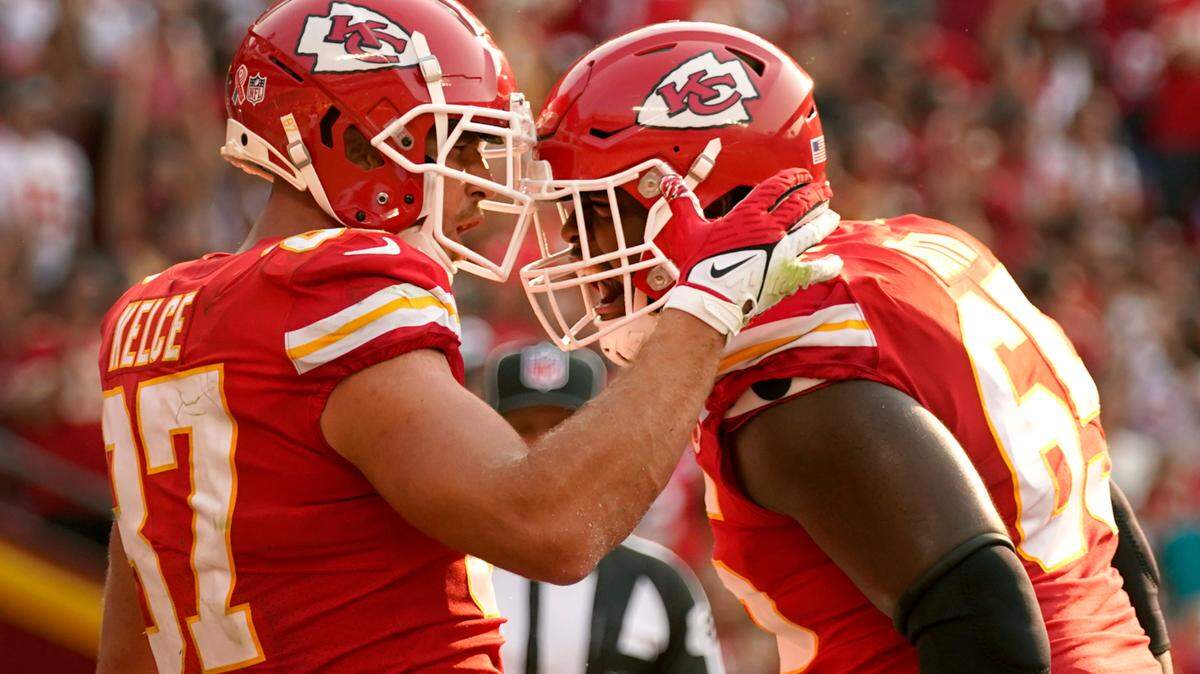 Kansas City Chiefs tight end Travis Kelce, left, is congratulated by guard Trey Smith after scoring during the second half of an NFL football game against the Cleveland Browns Sunday, Sept. 12, 2021, in Kansas City, Mo. (AP Photo/Charlie Riedel)