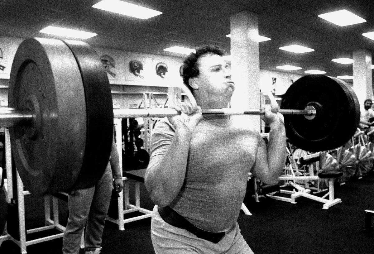 Center Gerry Feehery lifts weights during a Chiefs’ minicamp in 1989.