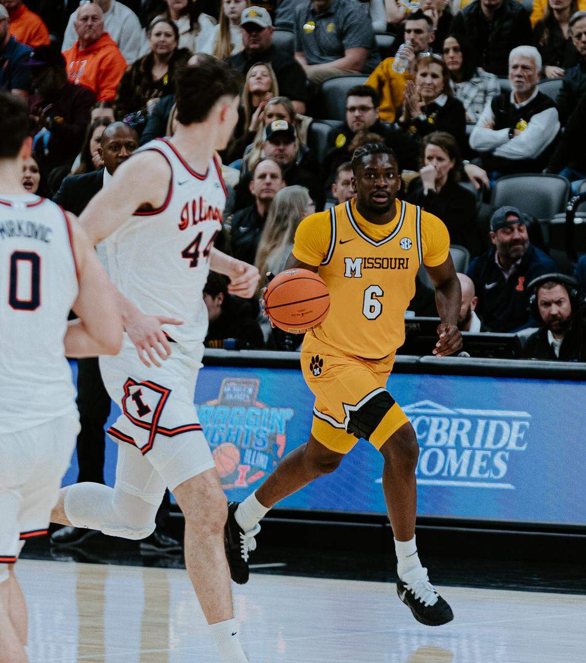 Missouri’s Annor Boateng dribbles against Illinois during the Braggin’ Rights game in St. Louis on Dec. 22, 2025.