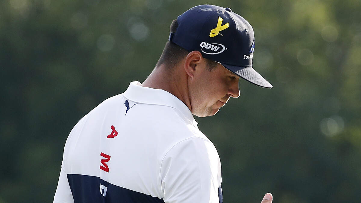 Gary Woodland has the lead after the first round of PGA Championship. Woodland is at 1-under par and 1 stroke ahead of Rickie Fowler at the season’s fourth major.