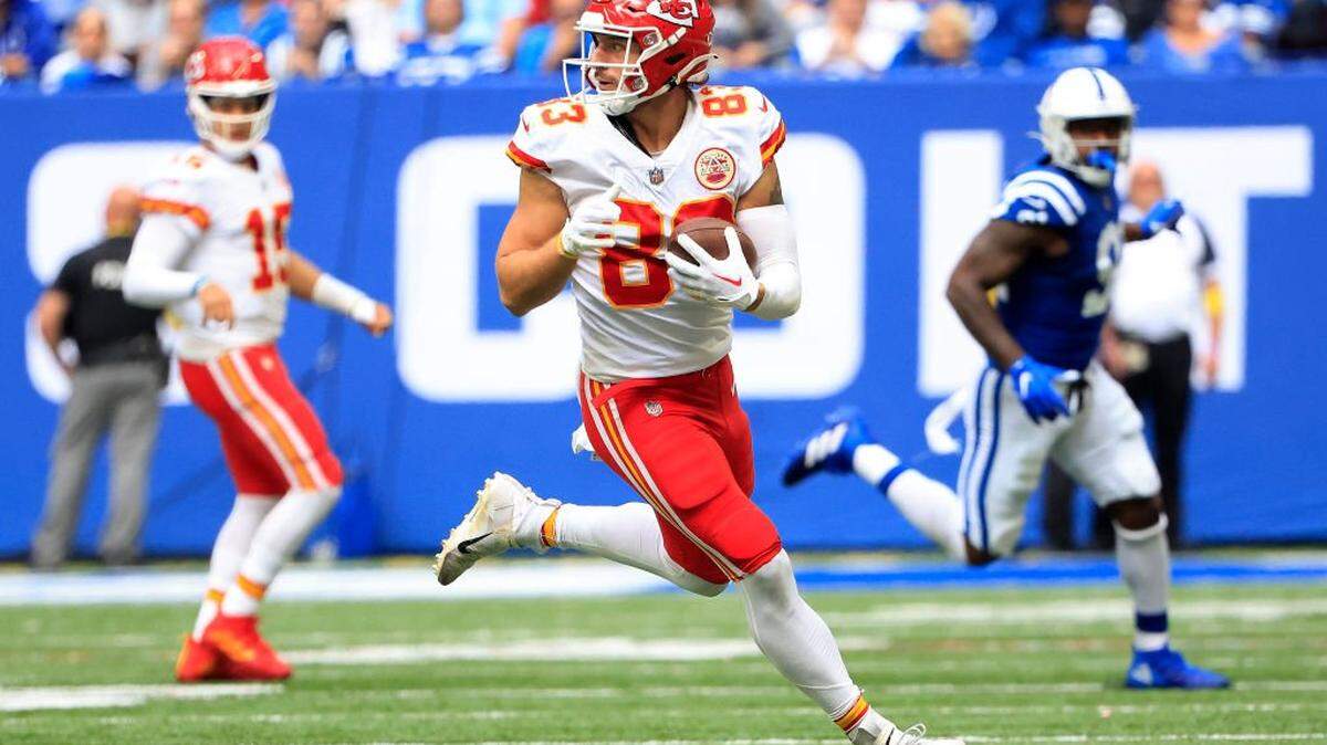 INDIANAPOLIS, INDIANA - SEPTEMBER 25: Noah Gray #83 of the Kansas City Chiefs runs with the ball against the Indianapolis Colts during the third quarter at Lucas Oil Stadium on September 25, 2022 in Indianapolis, Indiana. (Photo by Justin Casterline/Getty Images)