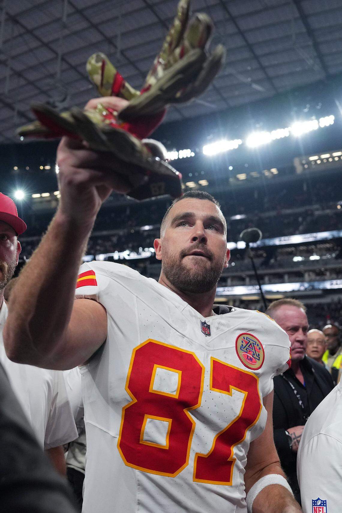 Kansas City Chiefs tight end Travis Kelce (No. 87) throws his gloves into the stands after an NFL Week 18 loss to the Raiders at Allegiant Stadium in Las Vegas on Sunday, Jan. 4, 2026.