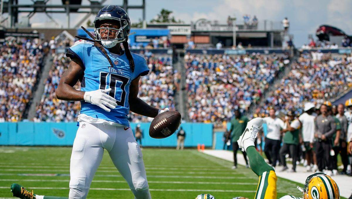 Tennessee Titans wide receiver DeAndre Hopkins scores a touchdown past Green Bay Packers cornerback Eric Stokes.