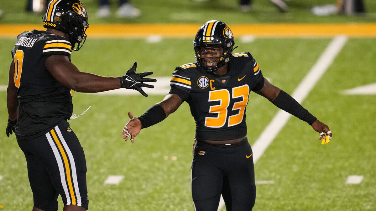 Missouri Tigers linebacker Chad Bailey, right, was arrested early Sunday morning on suspicion of DWI.