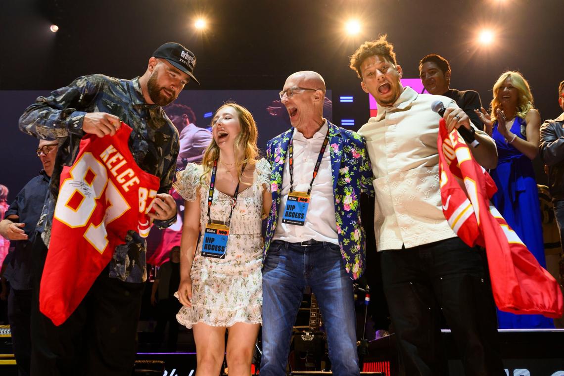 Chiefs Travis Kelce, left, and Patrick Mahomes flanked Brian and Katherine Schell, winners of an NFL package that included the players’ jerseys.
