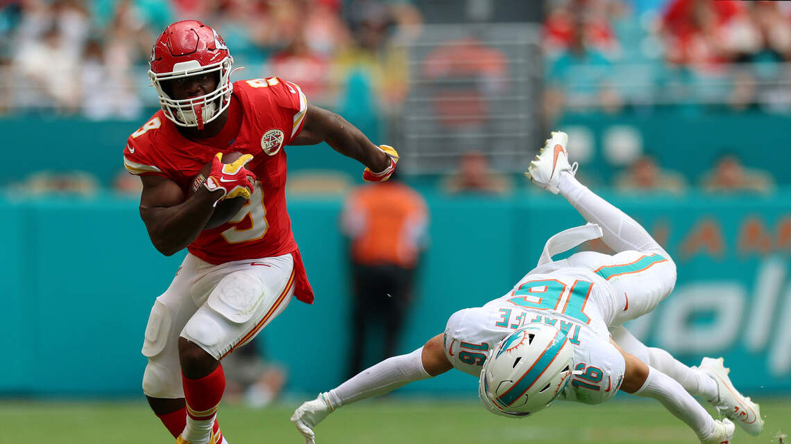 Viral video shows Chiefs star Kenneth Walker neutralize a ‘Peanut Punch’ attempt