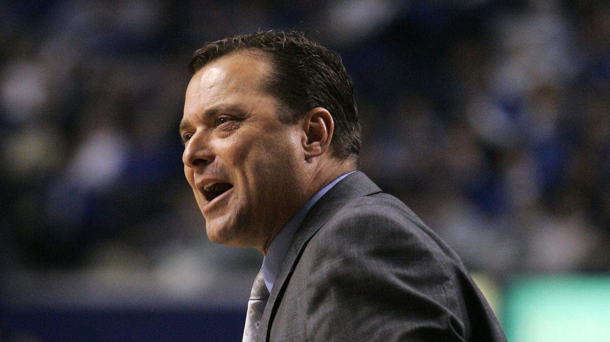 Billy Gillispie, the former head coach at Texas-El Paso, Texas A&M, Kentucky and Texas Tech, helped the USBWA honor the coach’s wife who became his kidney donor, a woman he didn’t know.