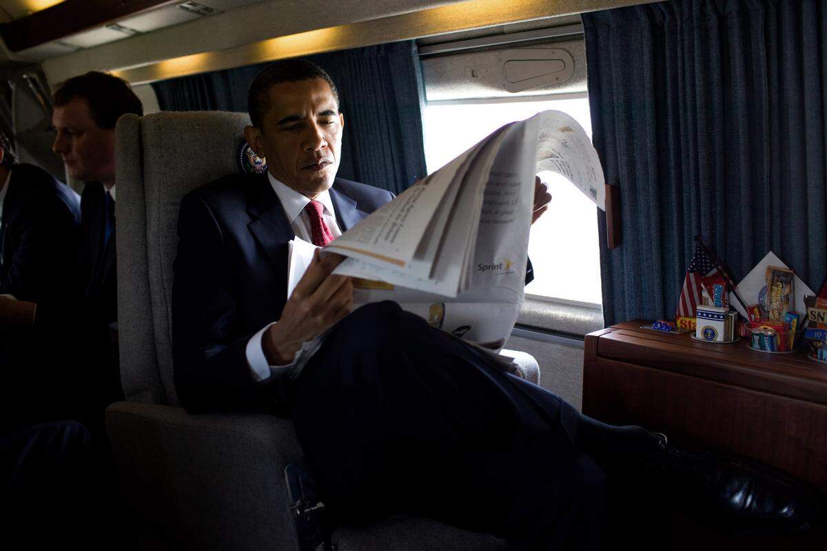 In 2009, Pete Souza photographed President Barack Obama reading a morning newspaper aboard Marine One while en route to the U.S. Naval Academy commencement. He posted it on Instagram recently with this caption: “Back when we had a President who read a newspaper and didn’t call it fake news even when he was criticized.”