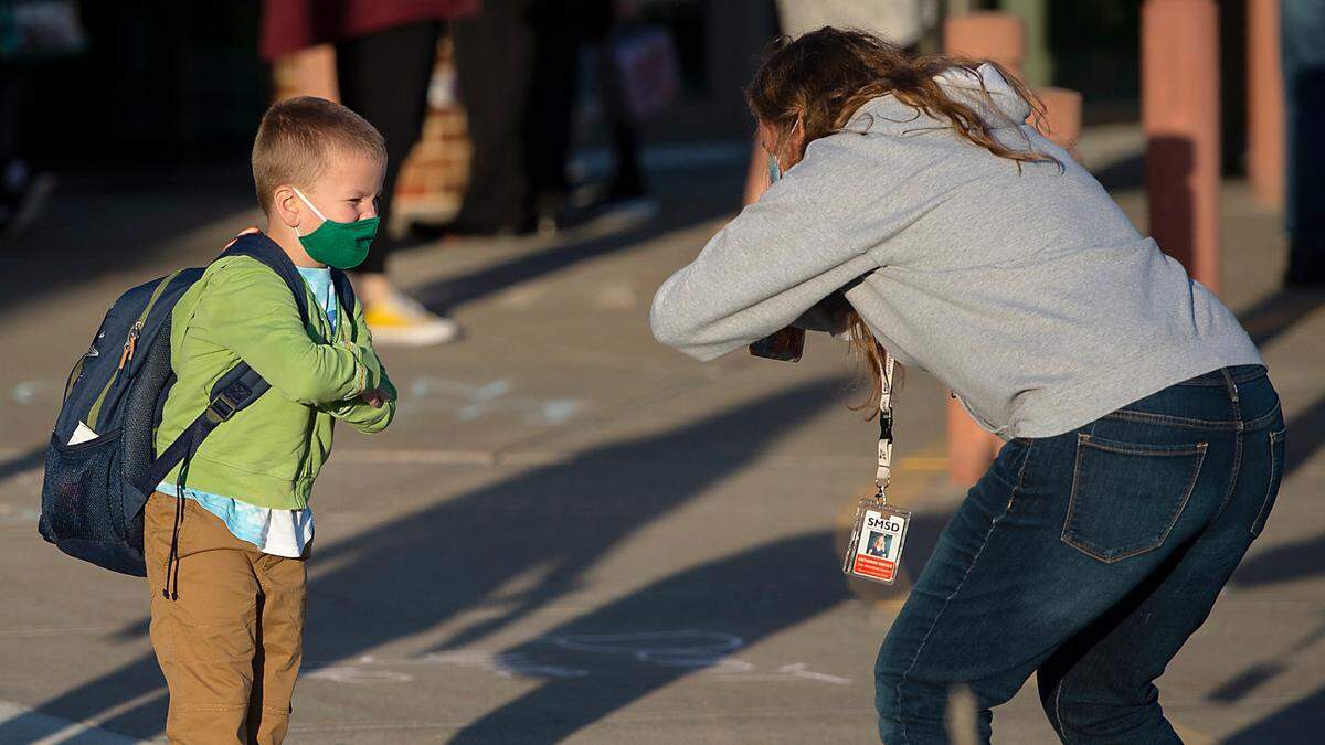 Last October, on the first day of in-person classes at Merriam Park Elementary School in Merriam, a masked student exchanged a “virtual” hug with his teacher. Now the Johnson County Board of Commissioners has voted to mandate masks in public and private elementary schools to protect students not yet eligible for COVID vaccine.