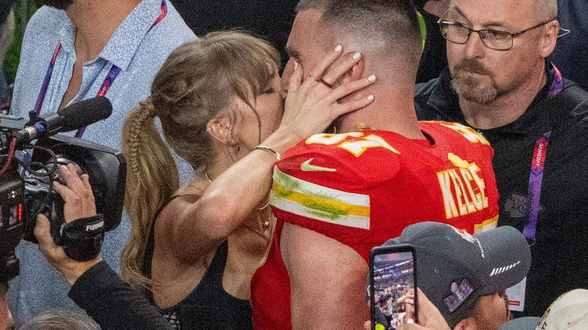 Pop Star Taylor Swift, left, kisses Kansas City Chiefs tight end Travis Kelce (87) after the Kansas City Chiefs defeated the San Francisco 49ers 25-22 at Super Bowl LVIII on Sunday, Feb. 11, 2024, in Las Vegas.