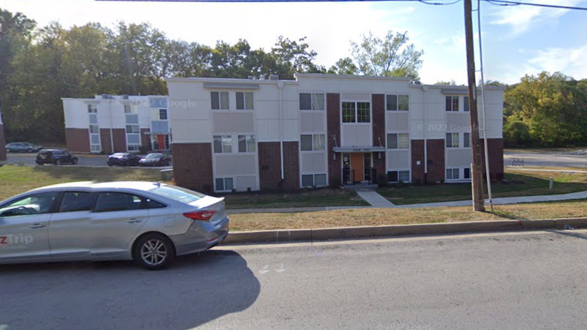 Woman found injured in hallway of Kansas City apartment complex dies.