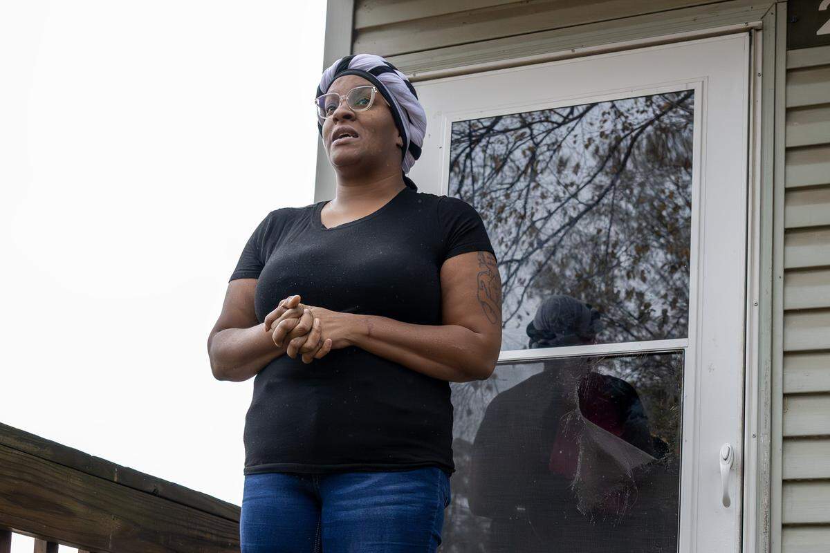 Khadejah Convert, a resident of Olive Park Village Apartments, discusses her living experience on Friday, Nov. 21, 2025, in Kansas City.