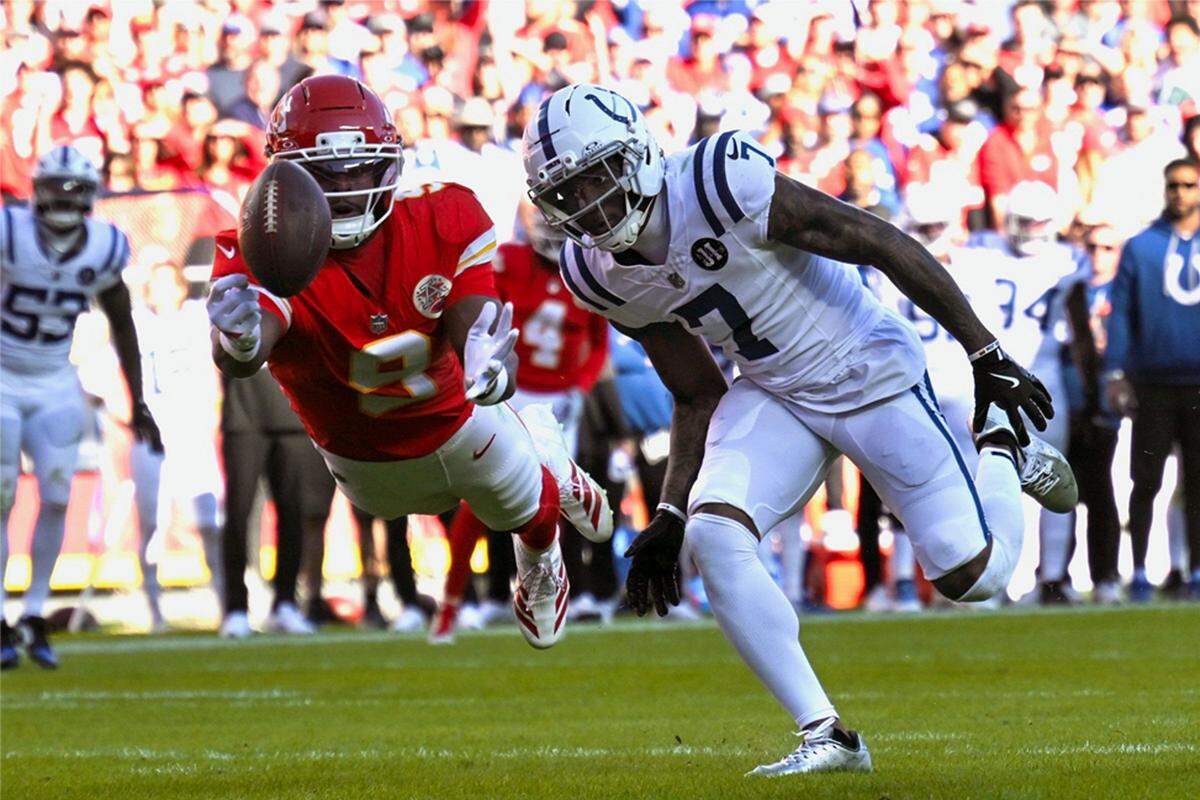 Kansas City Chiefs wide receiver Juju Smith-Schuster (9) dives for the ball on Sunday, Nov. 23, 2025, at GEHA Field at Arrowhead Stadium.