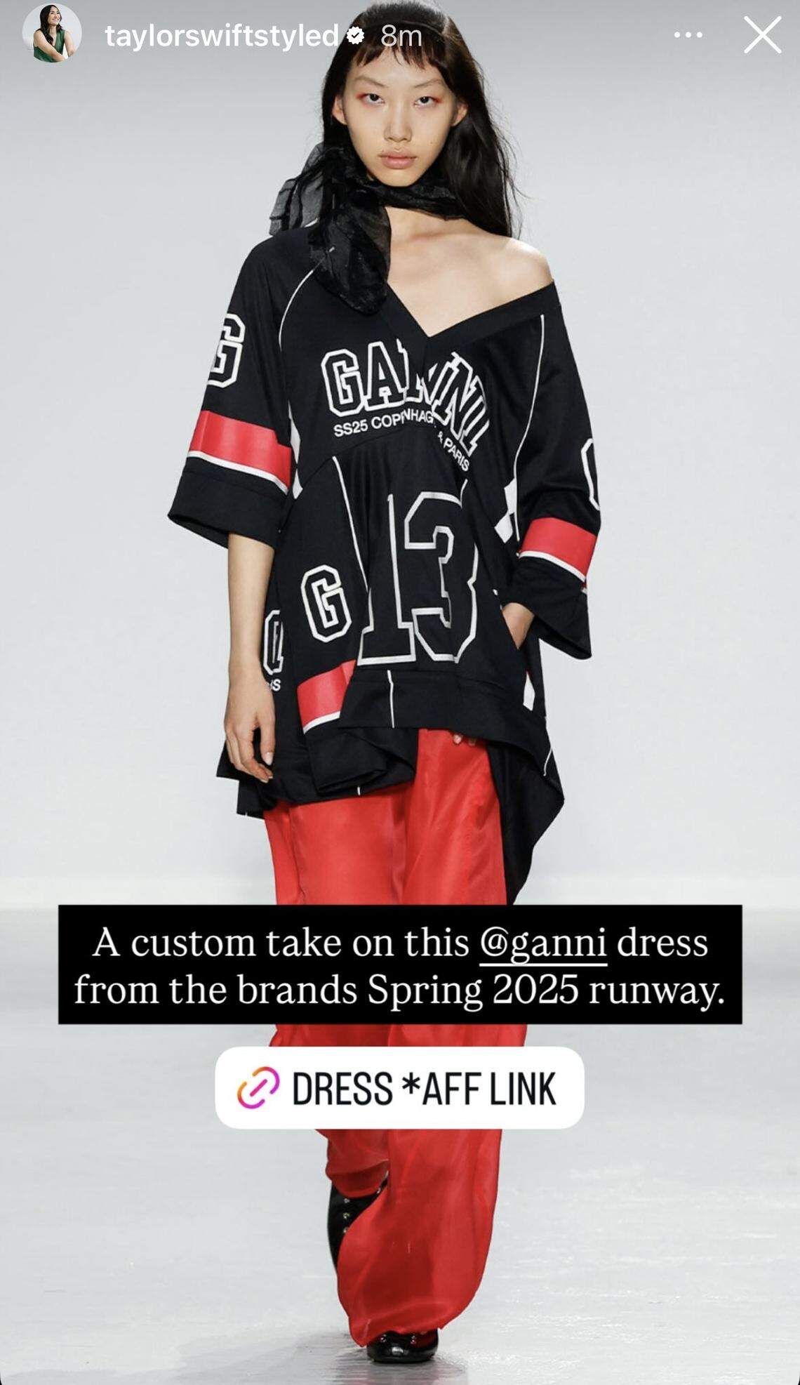 Sarah Chapelle with Taylor Swift Styled on Instagram guesses that this is what Swift wore Sunday to the Chiefs game.