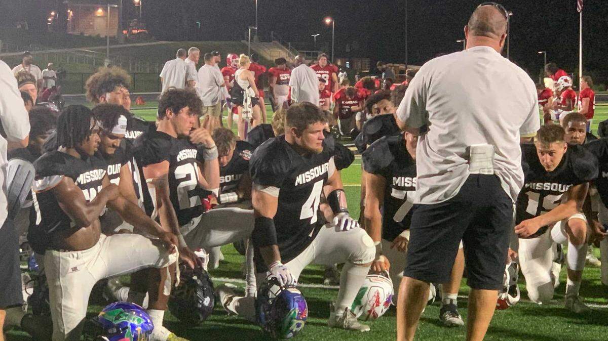 A team of Missouri high school football all-stars extended its all-time series lead against counterparts from Kansas to 16-13 with a 32-15 win at Turner High School in Kansas City, Kansas on Thursday night.