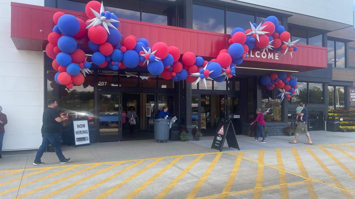 Price Chopper is now open at 207 N.E. Englewood Road.
