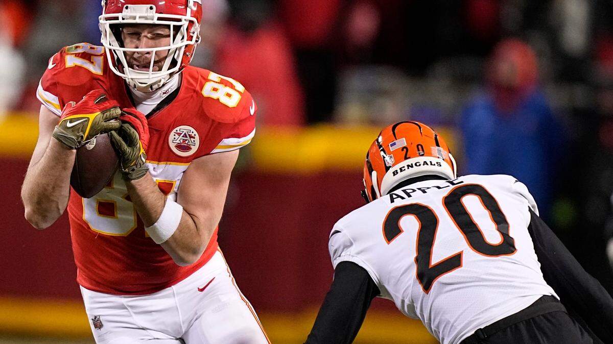 Kansas City Chiefs tight end Travis Kelce (87) makes a catch against Cincinnati Bengals cornerback Eli Apple (20) during the second half of the NFL AFC Championship playoff football game, Sunday, Jan. 29, 2023, in Kansas City, Mo.
