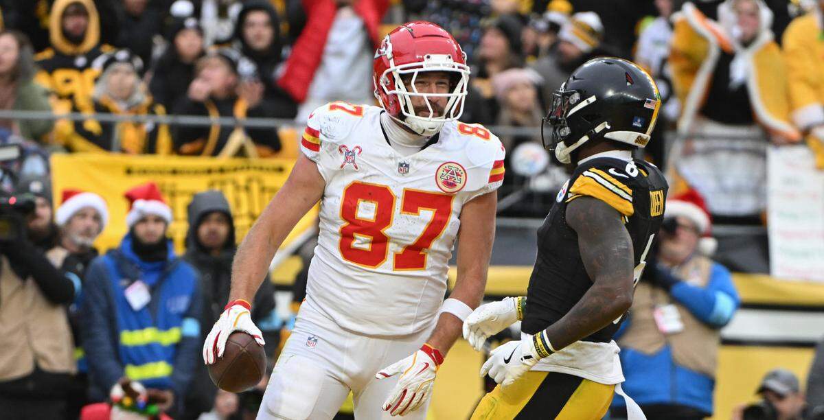 Kansas City Chiefs tight end Travis Kelce (87) celebrates a touchdown in front of Pittsburgh Steelers linebacker Patrick Queen (6) during the second half at Acrisure Stadium. 