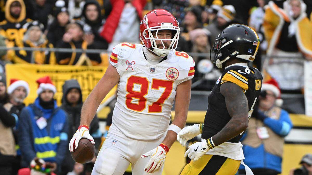 Kansas City Chiefs tight end Travis Kelce (87) celebrates a touchdown in front of Pittsburgh Steelers linebacker Patrick Queen (6) during the second half at Acrisure Stadium.