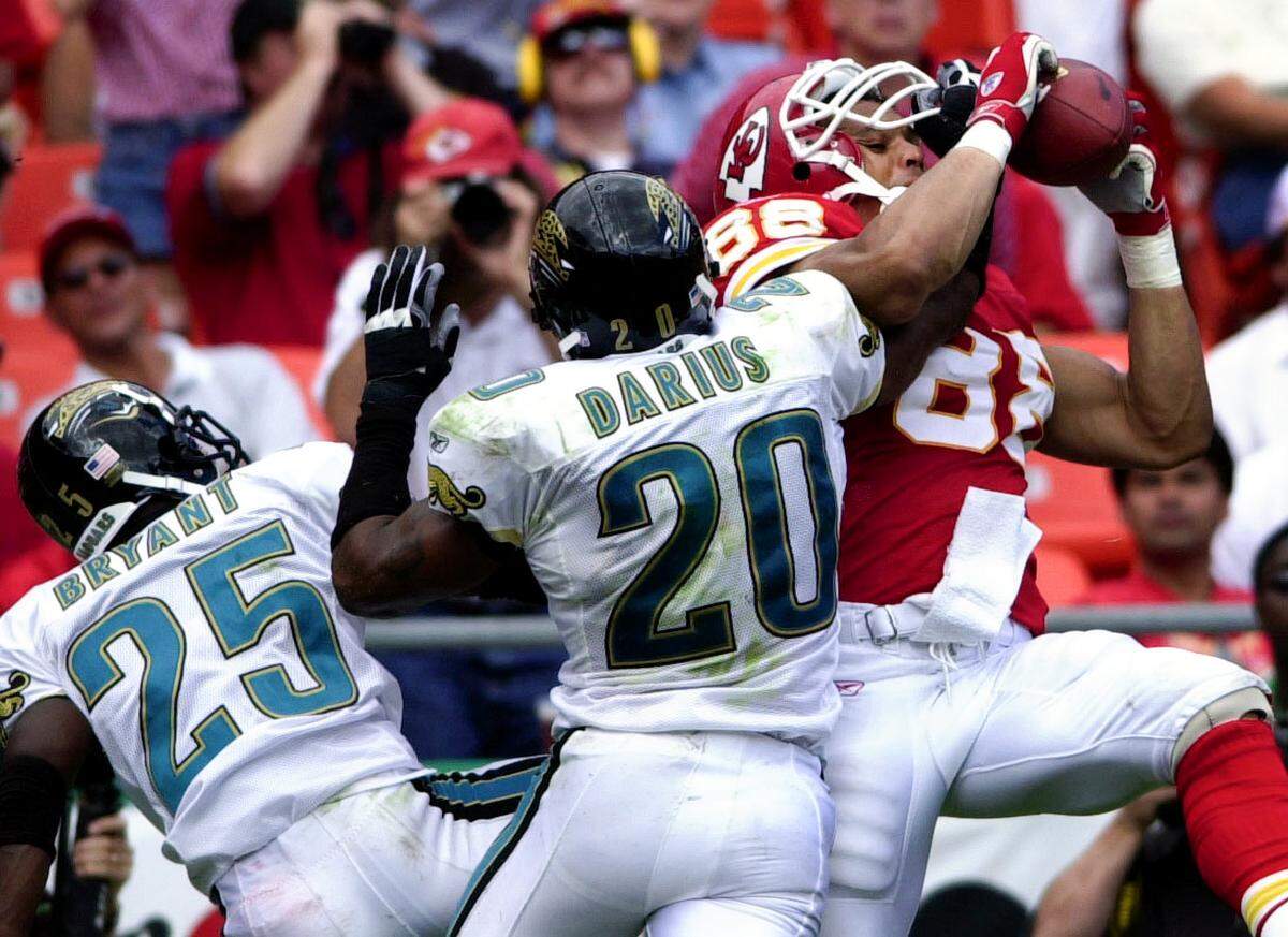 Chiefs tight end Tony Gonzalez pulls down a pass for a touchdown as the Jaguars’ Fernando Bryant (25) and Donovin Darius (20) defend during the fourth quarter of the Jaguars-Chiefs game on Sept. 15, 2002 at Arrowhead Stadium.