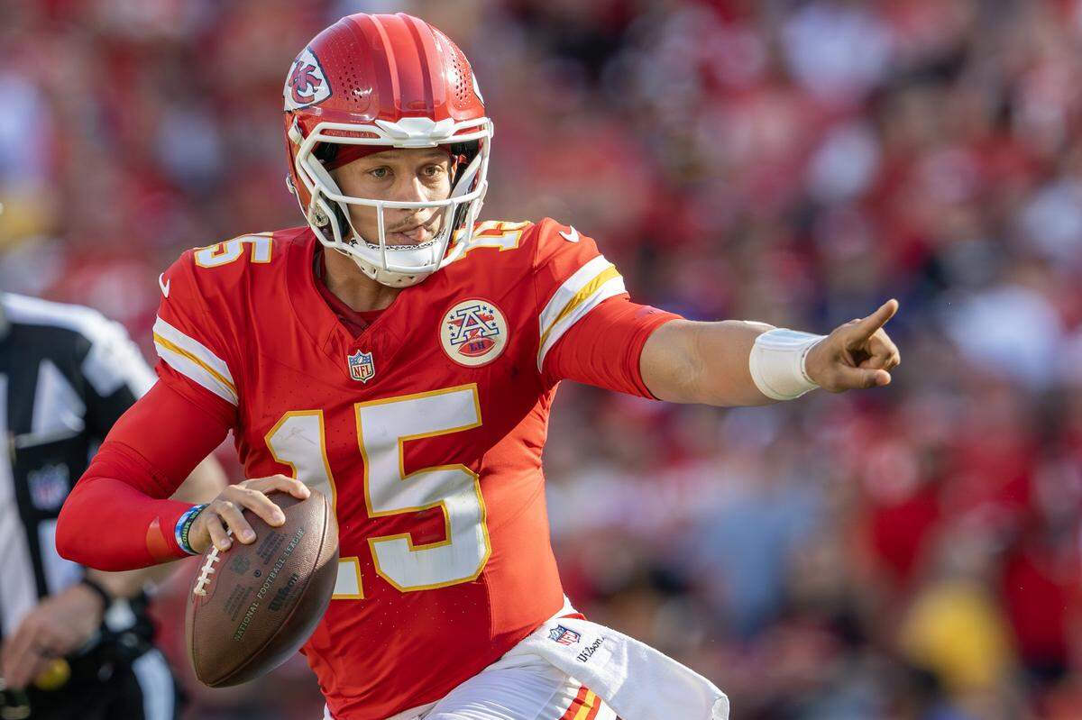 Kansas City Chiefs quarterback Patrick Mahomes (15) points as he scans the field for a receiver in the second quarter of an NFL game against the Baltimore Ravens on Sunday, Sept. 28, 2025, at GEHA Field at Arrowhead Stadium.