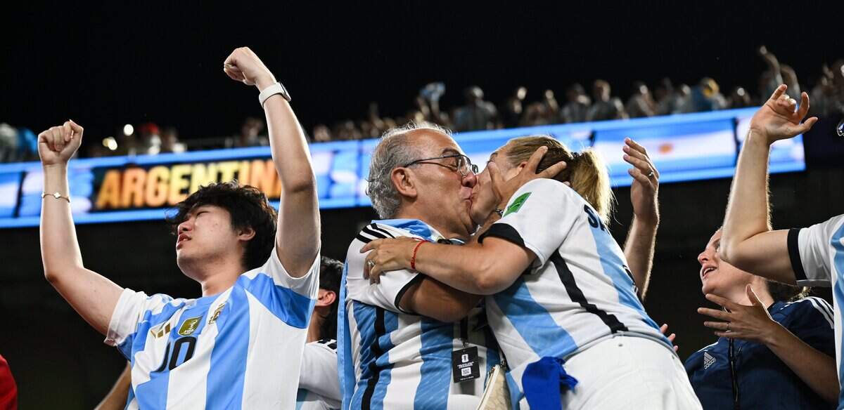 Argentina fans kiss in celebration after Argentina forward Julián Álvarez (9) scored a goal in extra time to put Argentina up 2-1 over Switzerland in the 2026 World Cup quarterfinal match at Kansas City (Arrowhead) Stadium in Kansas City on Saturday, July 11, 2026.