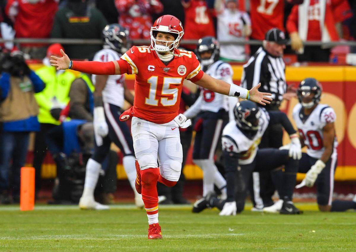 Kansas City Chiefs quarterback Patrick Mahomes celebrated after throwing his third touchdown pass to tight end Travis Kelce in the second quarter against the Houston Texans.